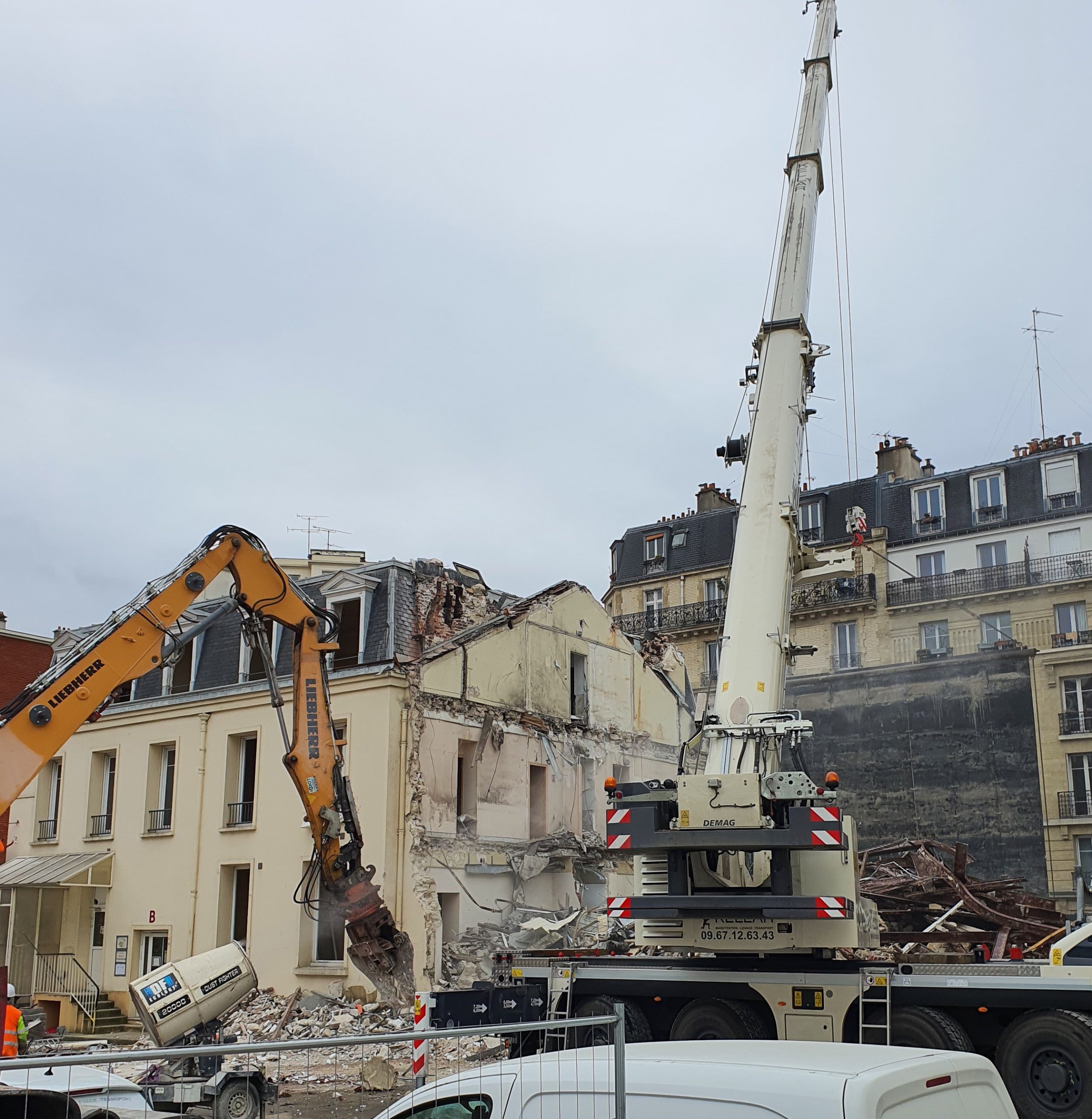Immeuble entièrement bâché avant travaux