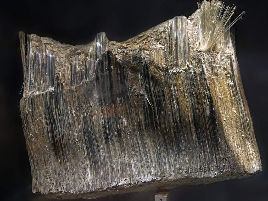 Bloc d’amosite brune