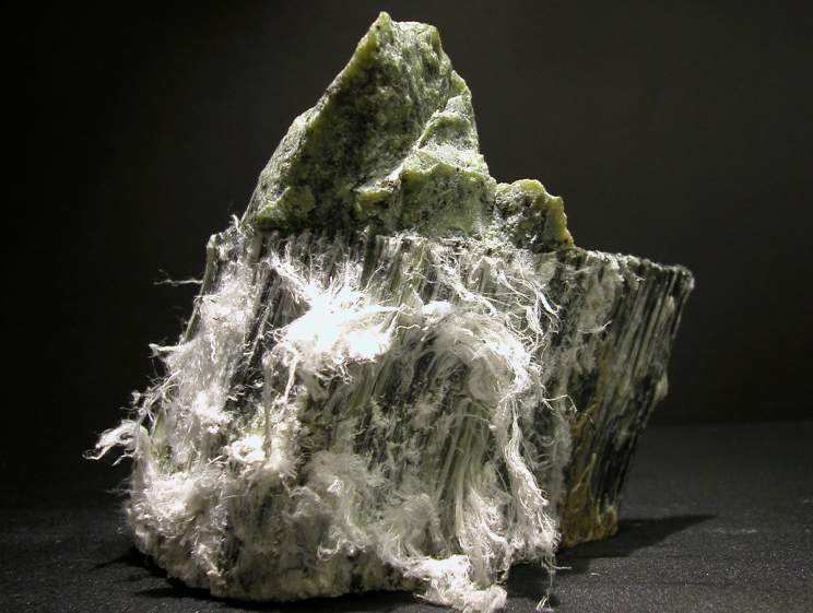 Roche d’amiante chrysotile, d’où s’échappent des fibres blanches